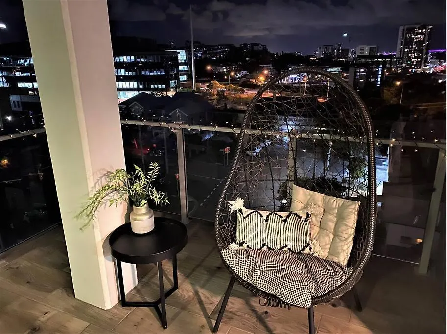 Spacious Inner City Apartment Brisbane Australia